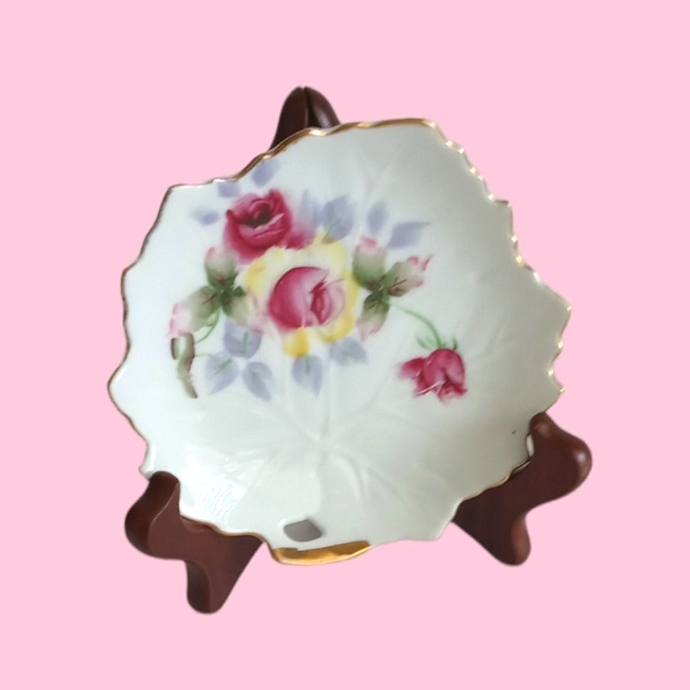 Vintage Handpainted by MT Made in Japan Leaf Shaped Trinket Dish Gold Tr…